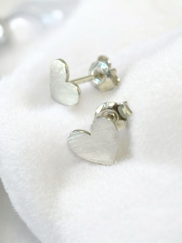Małe, srebrne kolczyki serduszka na sztyft