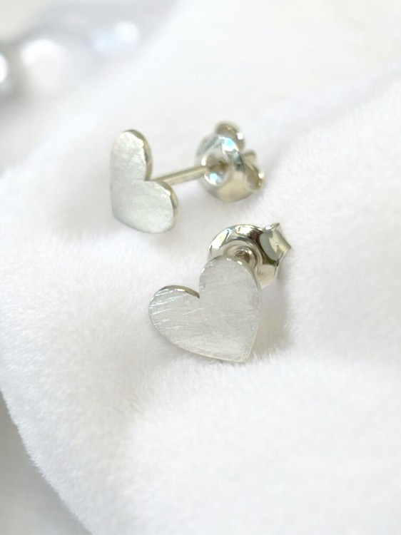 Małe, srebrne kolczyki serduszka na sztyft