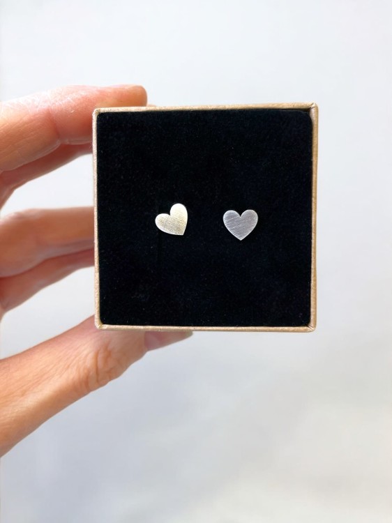Matowe, srebrne kolczyki serca na sztyftach