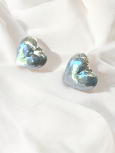 Srebrne, szczotkowane kolczyki serca na sztyft