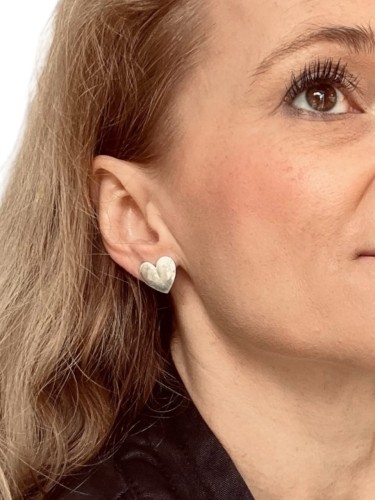 Lekkie, matowe, srebrne Kolczyki serduszka na sztyftach