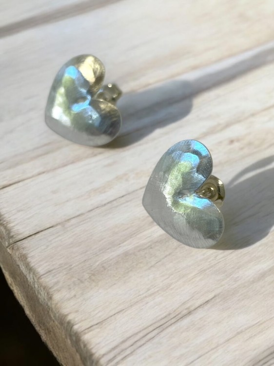 Srebrne, szczotkowane, kolczyki na sztyft w kształcie serca