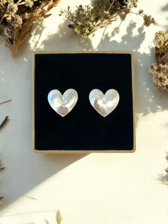 Srebrne, matowe kolczyki w kształcie serc, zapinane na sztyfty