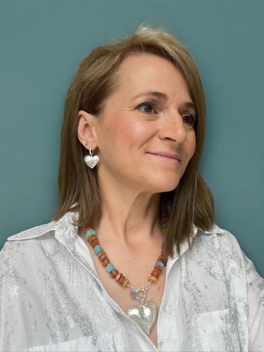 Srebrne, szczotkowane kolczyki serduszka na biglach kajdankowych