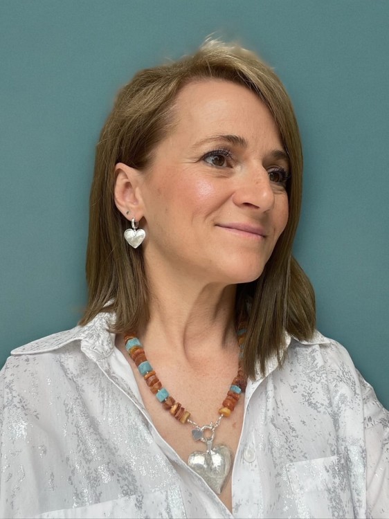 Srebrne, szczotkowane kolczyki serduszka na biglach kajdankowych