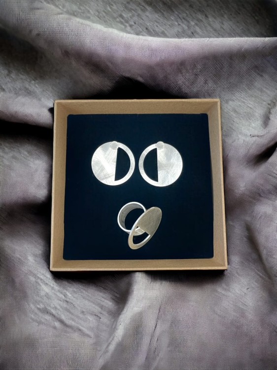 Srebrne kolczyki 925 ze szczotkowaną powierzchnią, detal minimalistycznej biżuterii