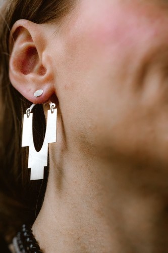 Srebrne kolczyki Cascada silver noszone pod płatkiem ucha, biżuteria artystyczna