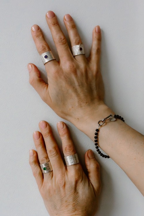 ANJAR-pierścionek-srebro-faktura-kamień-cyrkonia