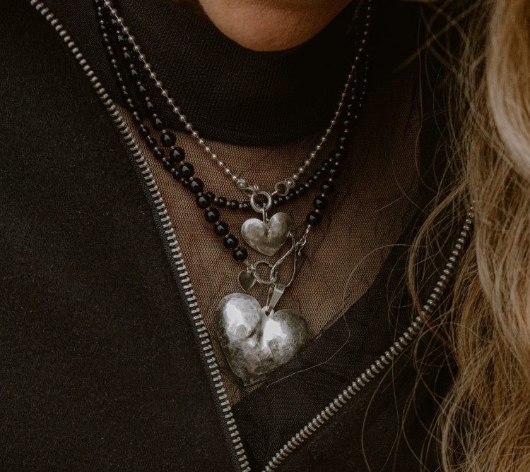 naszyjnik z czarnego onyksu ze srebrnym zapięciem