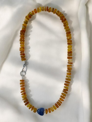 Naturalny bursztyn bałtycki i sodalit, detal naszyjnika z kamieni szlifowanych ręcznie