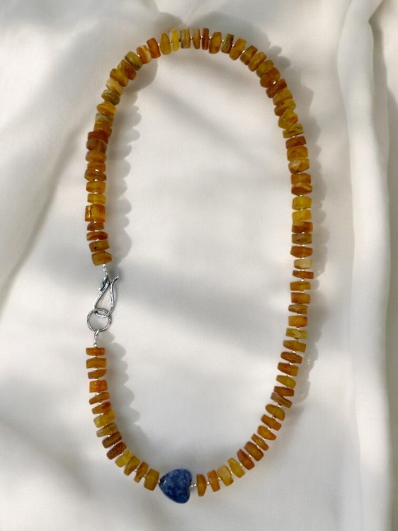 Naturalny bursztyn bałtycki i sodalit, detal naszyjnika z kamieni szlifowanych ręcznie