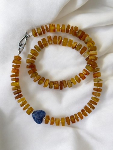 Naszyjnik z bursztynu bałtyckiego z sercem z sodalitu, biżuteria artystyczna ze srebra 925