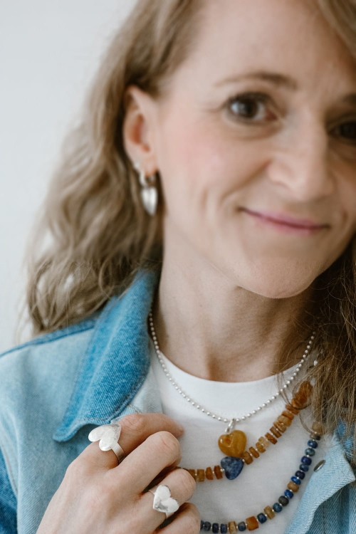 Naszyjnik z bursztynu bałtyckiego i sodalitu na szyi, artystyczna biżuteria naturalna