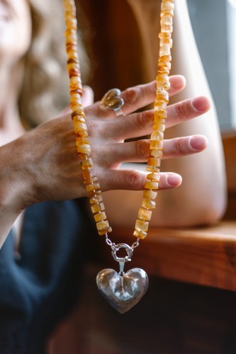 Długi naszyjnik z matowego bursztynu bałtyckiego i srebra 925 z ozdobnym zapięciem