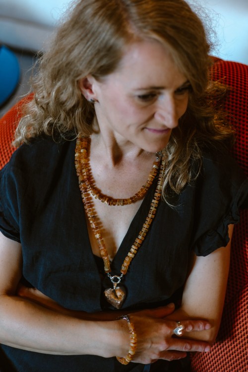 Naszyjnik z bursztynu bałtyckiego na dekolcie, długi naszyjnik z naturalnych kamieni