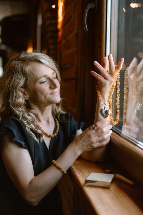 Matowy bursztyn bałtycki 8–10 mm, detal długiego naszyjnika z naturalnych kamieni