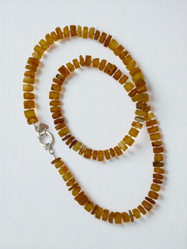 Naszyjnik z bursztynu z dużym, ozdobnym srebrnym zapięciem do zawieszek