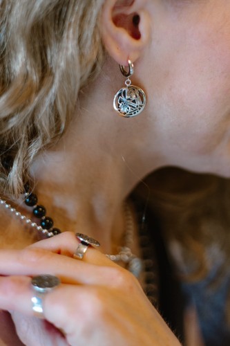 Srebrne kolczyki pastylka Dama/Król na zapięciu kajdankowym