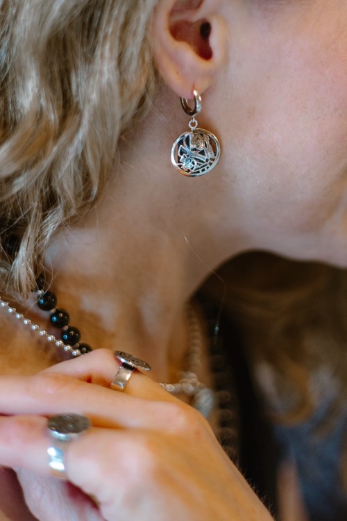 Srebrne kolczyki pastylka Dama/Król na zapięciu kajdankowym