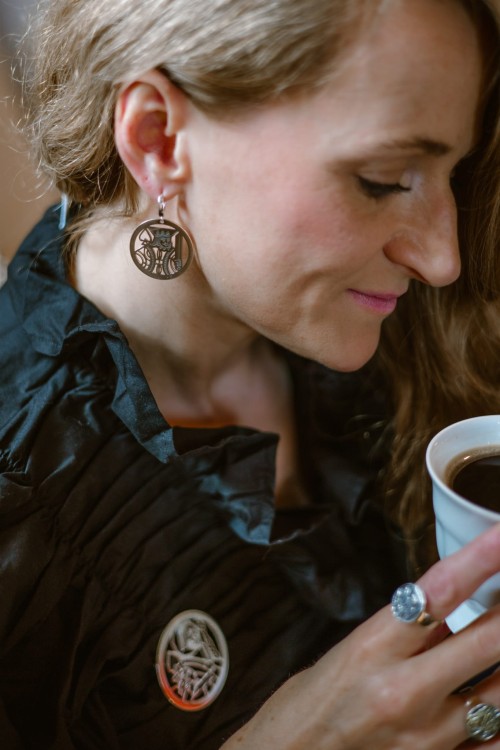 Kolczyki duże, ażurowe Dama/Król na zapięciu kajdankowym, wykonane ze srebra próby 925