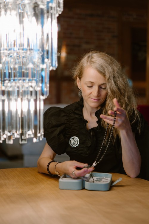 Ażurowa broszka Dama Pik ze srebra – symboliczna biżuteria ANJAR