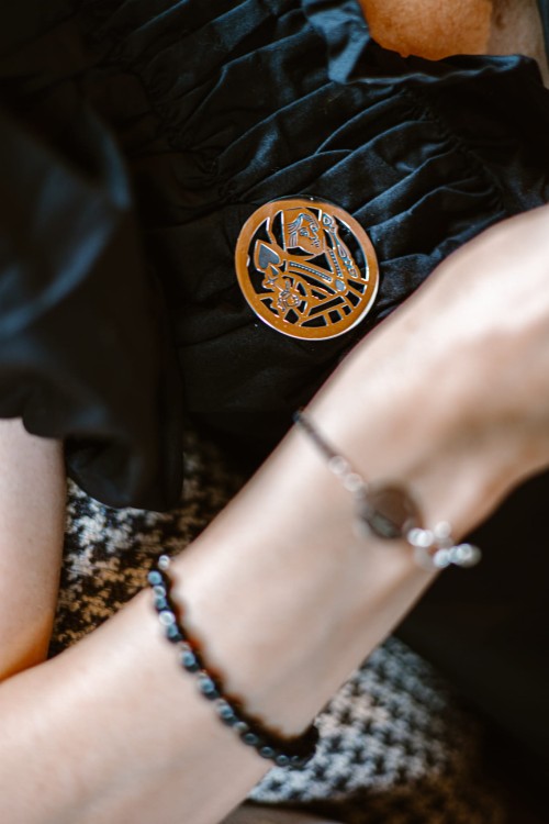 Srebrna broszka Dama Pik 925 – elegancja i kunszt ANJAR