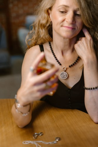 Naszyjnik z czarnych onyksów z ozdobnym zapięciem