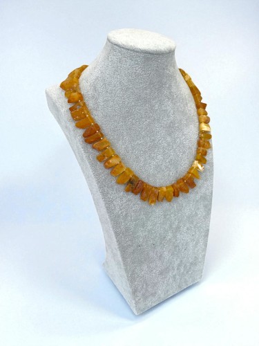 Naszyjnik z naturalnych bryłek bursztynu bałtyckiego w miodowym kolorze, przełożonych srebrnymi kuleczkami. Zapięcie srebrne, młotkowane, w formie haczyka. Ręcznie wykonany, unikatowy egzemplarz biżuterii inspirowanej naturą i światłem słońca.