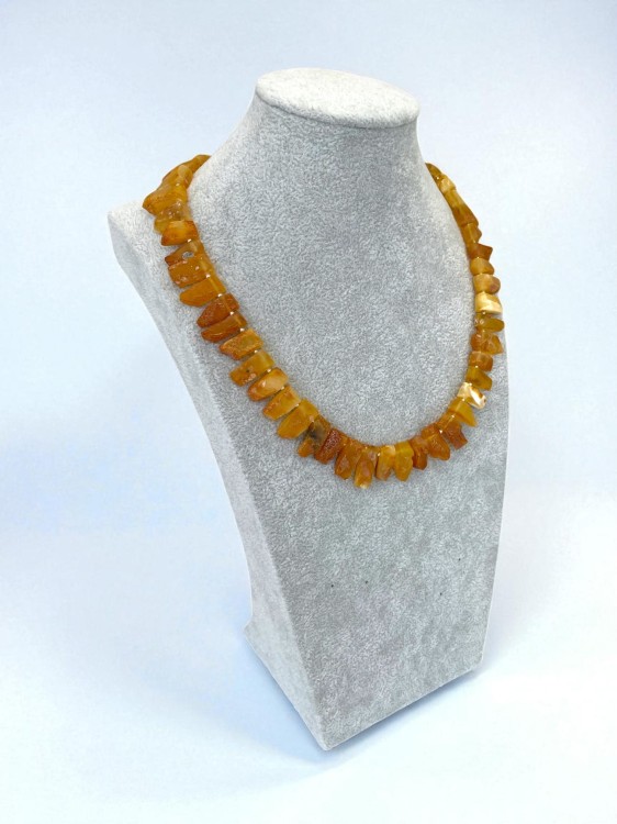 Naszyjnik z naturalnych bryłek bursztynu bałtyckiego w miodowym kolorze, przełożonych srebrnymi kuleczkami. Zapięcie srebrne, młotkowane, w formie haczyka. Ręcznie wykonany, unikatowy egzemplarz biżuterii inspirowanej naturą i światłem słońca.