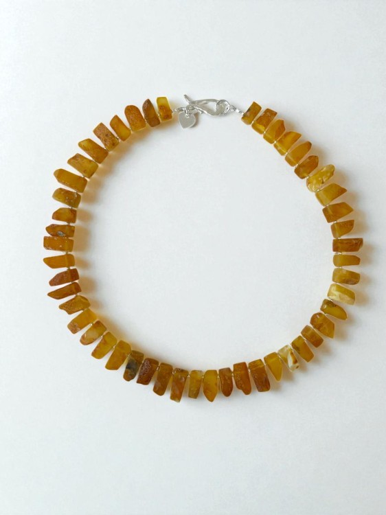 Naszyjnik z naturalnego bursztynu bałtyckiego w kolorze miodowym, zapinany na srebrny haczyk.