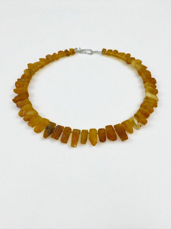 Krótki Naszyjnik wykonany z miodowych bryłek matowego bursztynu bałtyckiego.