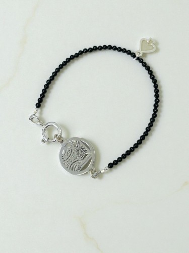 Srebrna, dalikatna bransoletka z motywem karcianego króla pik