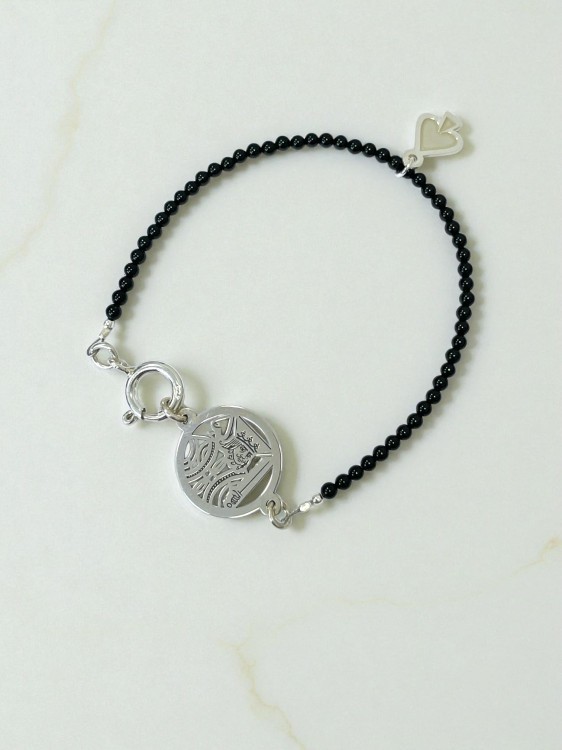 Srebrna, dalikatna bransoletka z motywem karcianego króla pik