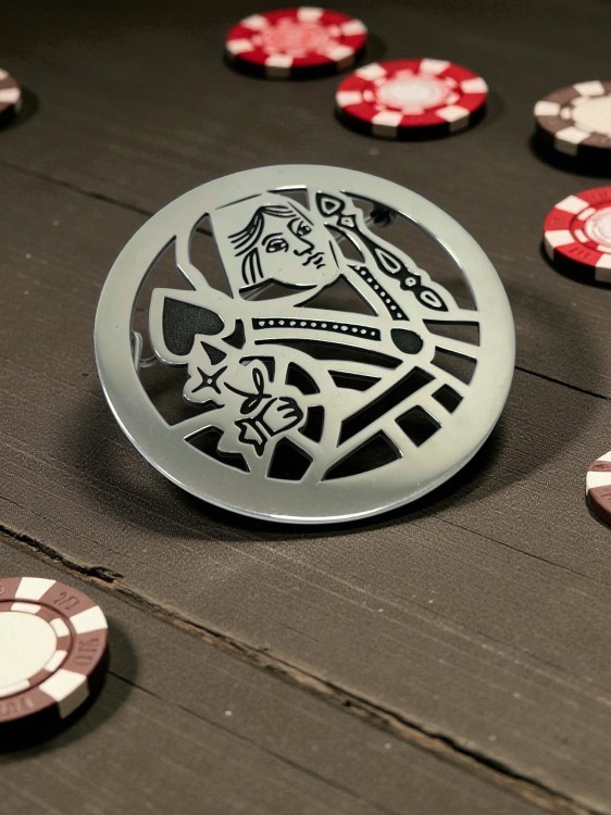 Duża, srebrna, ażurowa broszka z motywem damy pik