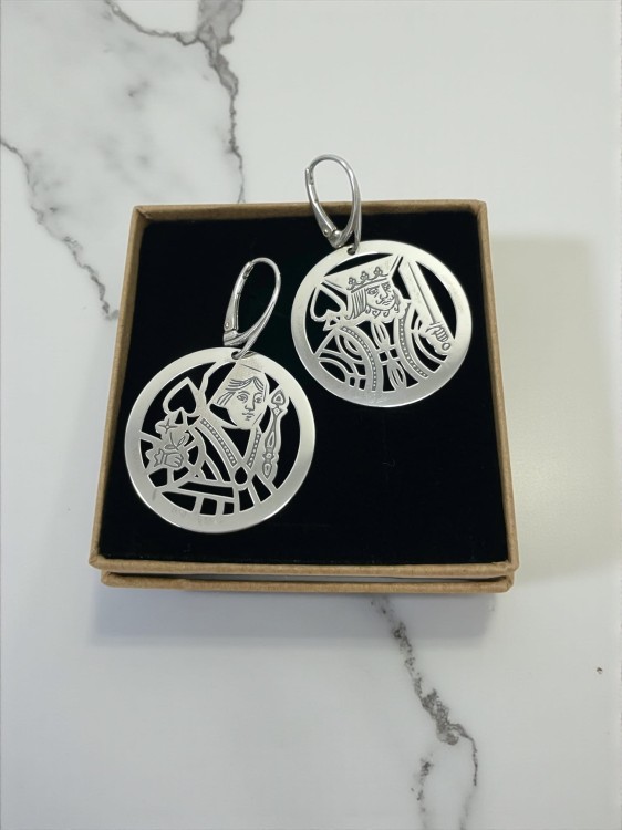 Ręcznie wykonane kolczyki ze srebra próby 925 w wyjątkowym, ażurowym wzorze inspirowanym kartami do gry