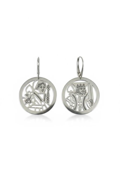 Duże, ażurowe, srebrne koła w motywem karcianych postacie damy i Króla pik. Kolczyki zapinane na srebrne bigle angielskie.