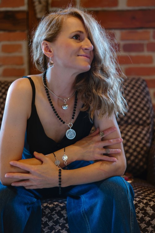 Delikatna, ale wyrazista czarna bransoletka, idealna do kompletu z naszyjnikiem.