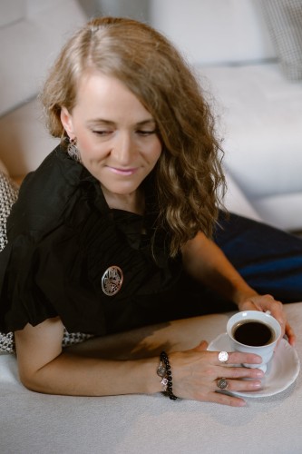 Czarna bransoletka wykonana z kulek naturalnego onyksu i srebra próby 925.