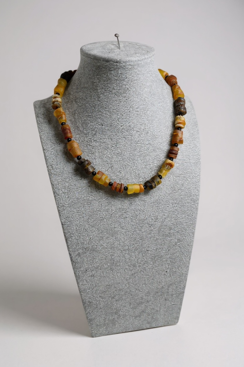 Naszyjnik z bursztynu i onyksu – naturalna biżuteria handmade | ANJAR Unisex
