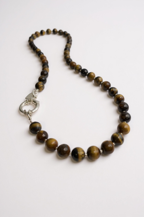 Naszyjnik z tygrysiego oka i srebra 925 – elegancja natury w nowoczesnej formie.