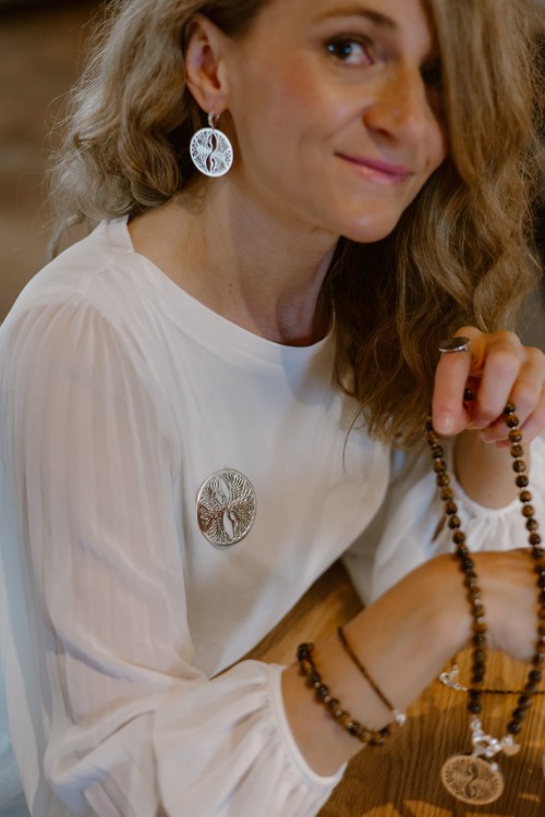 Elegancka bransoletka z polerowanych kulek tygrysiego oka i srebra próby 925