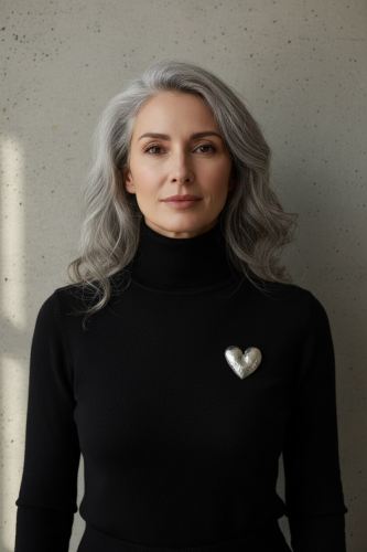 Rzeźbiarska broszka serce z matowego srebra 925 o wyrazistym charakterze.