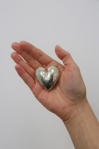 Duża srebrna broszka serce – surowa forma i ponadczasowa elegancja