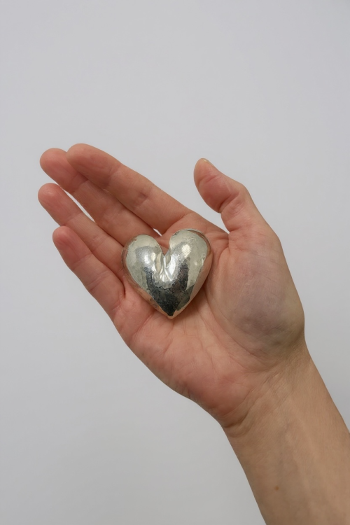 Duża srebrna broszka serce – surowa forma i ponadczasowa elegancja