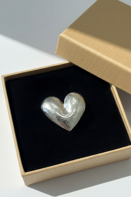 Wyjątkowa broszka serce – biżuteria z emocją i charakterem