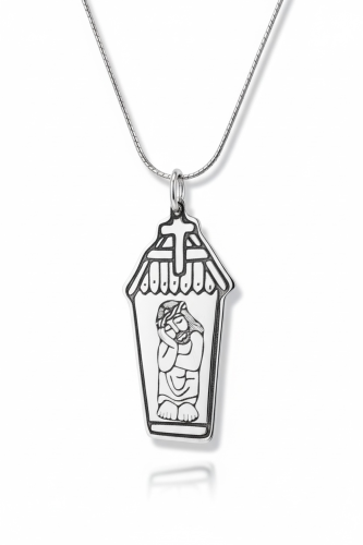 Medalik wykonany ze srebra z wizerunkiem Frasobliwego kapliczce.