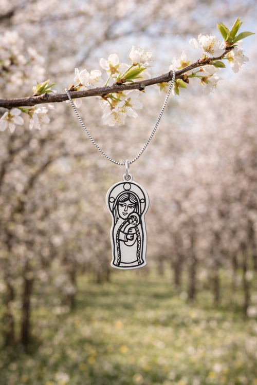 srebrny medalik z wizerunkiem matki boskiej z dzieciątkiem