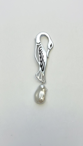 ANJAR srebrna broszka z kolekcji żurawie, ozdobiona białą perłą.