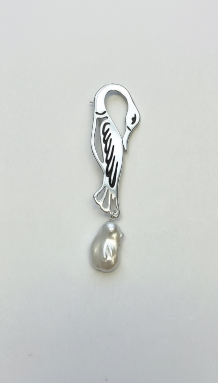 ANJAR srebrna broszka z kolekcji żurawie, ozdobiona białą perłą.