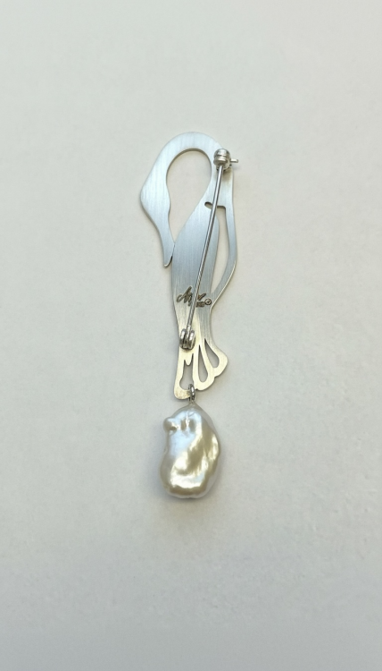 Srebrna broszka w kształcie żurawia, zapinana na igłę z zabezpieczeniem.